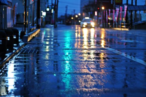 夜雨の車道画像