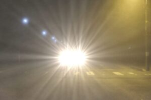 夜間運転中に対向車の強烈なヘッドライトで視界が白く飛んでしまう「グレア現象（眩惑）」のイメージ写真