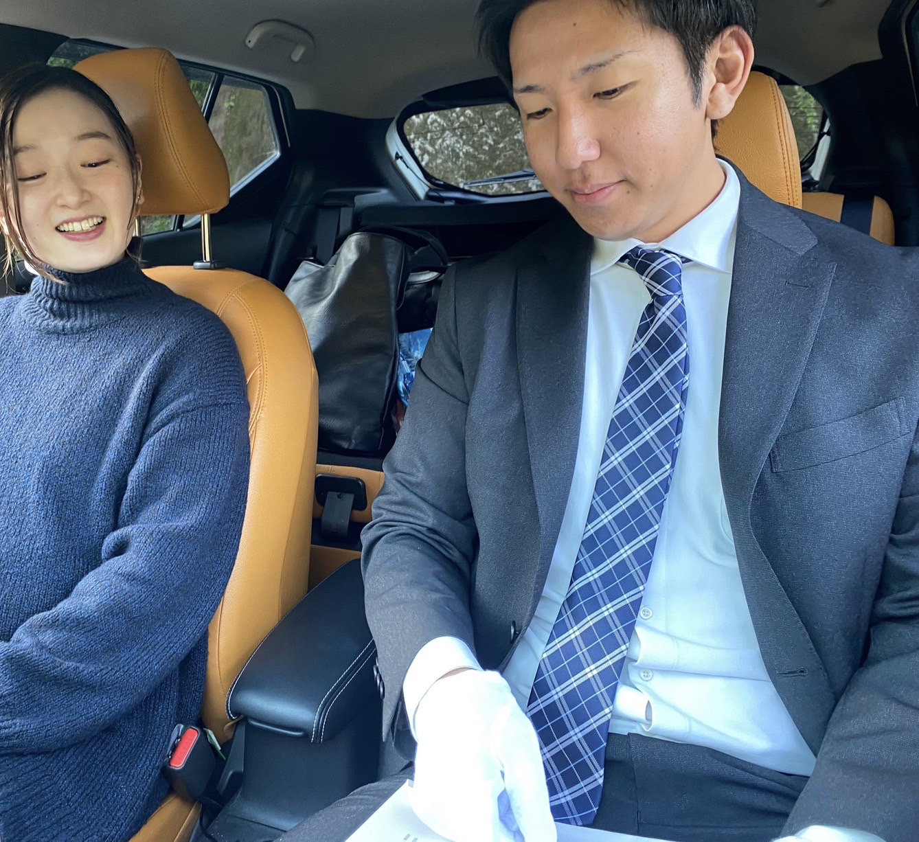 ペーパードライバー講習 オフィシャルドライブ鹿児島:運転席での笑顔の受講生とインストラクター