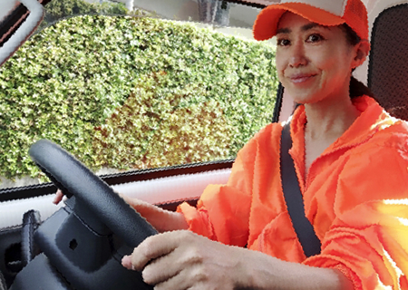 ペーパードライバーサポート愛知で運転技術を克服し、仕事や業務で免許を活かす自信にあふれた女性