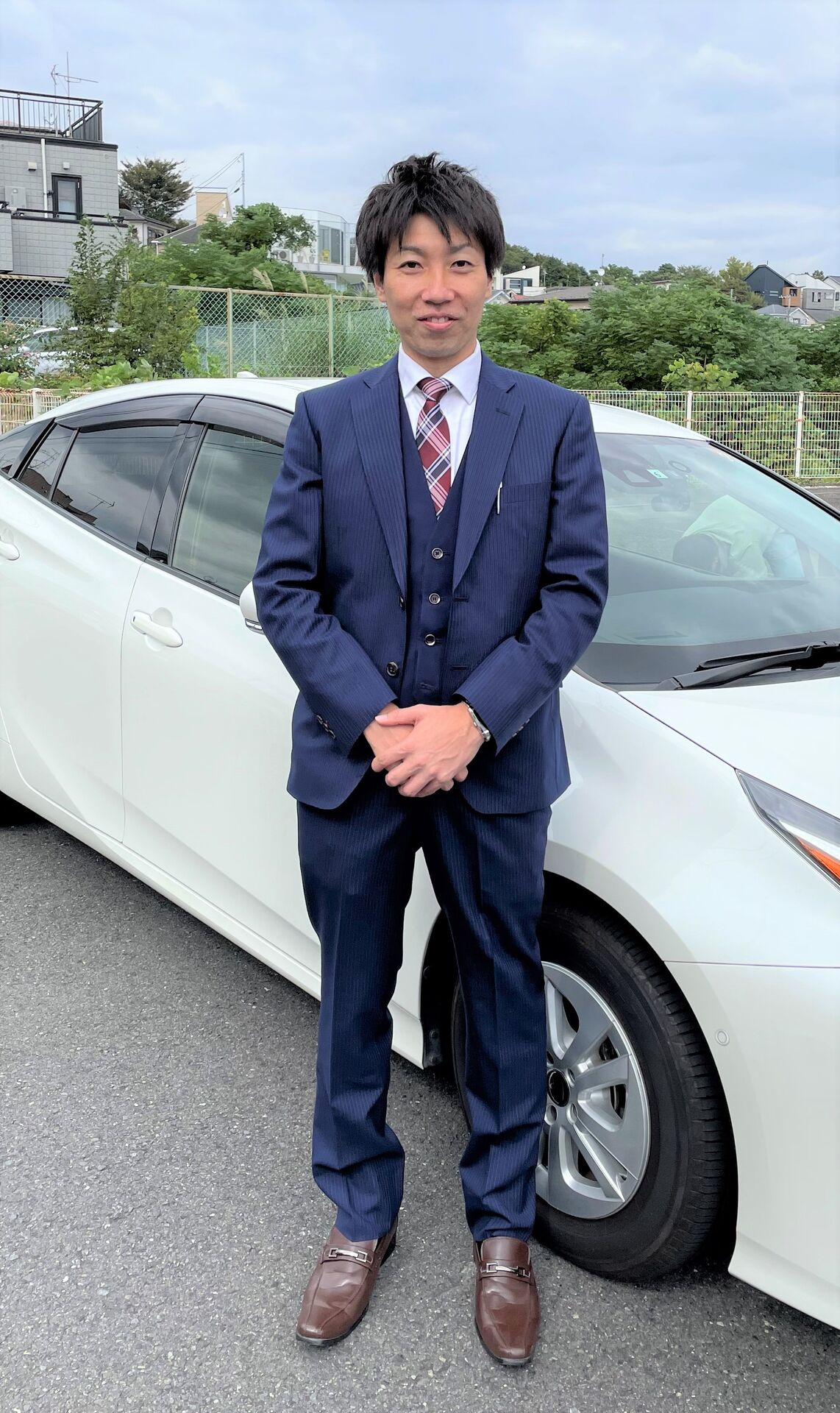 ペーパードライバースクール Re:Drivers（リードライバーズ）の講師。教習車（AT車）の前でのご挨拶