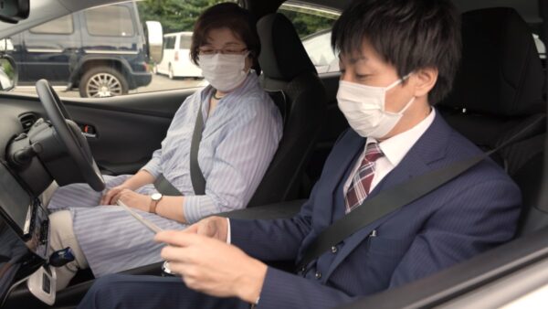 夜21時まで対応可能なペーパードライバー講習。車内で丁寧に指導するRe:Driversのインストラクター