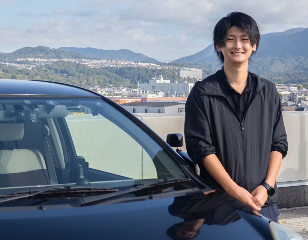 まごころペーパードライバースクールの教習車と、爽やかな笑顔で出迎える男性インストラクター