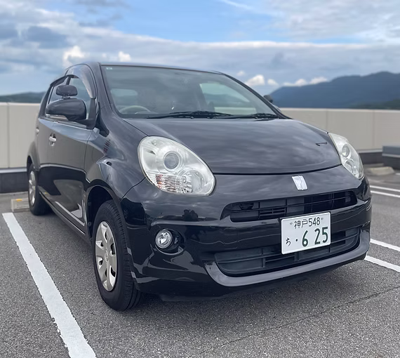 ペーパードライバー教習で使用する、安全に配慮された教習車両（黒色のコンパクトカー）の外観