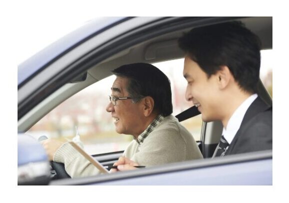 ペーパードライバー講習 笑顔の男性受講生とインストラクター