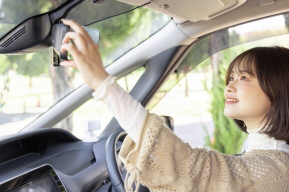 ペーパードライバー講習 バックミラーを調整する受講生