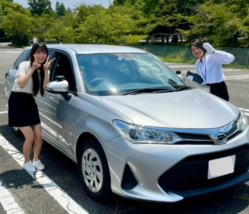 ペーパードライバー講習 出張教習ハーモニー:車の前で笑顔の受講生とインストラクター