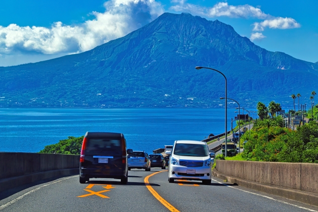 桜島を背景に国道を走る