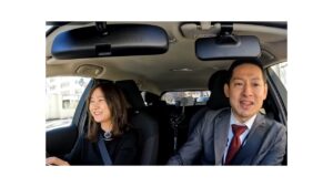 ウインクリエートのペーパードライバー講習で、講師の指導のもとリラックスして運転する女性生徒