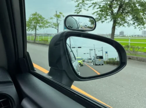 出張教習ハーモニーの教習車サイドミラー上部に装着された補助ミラー（サブミラー）。車幅感覚が掴めない方や、車線変更時の後方確認が不安な方も、インストラクターのサポートで安心して運転できます。