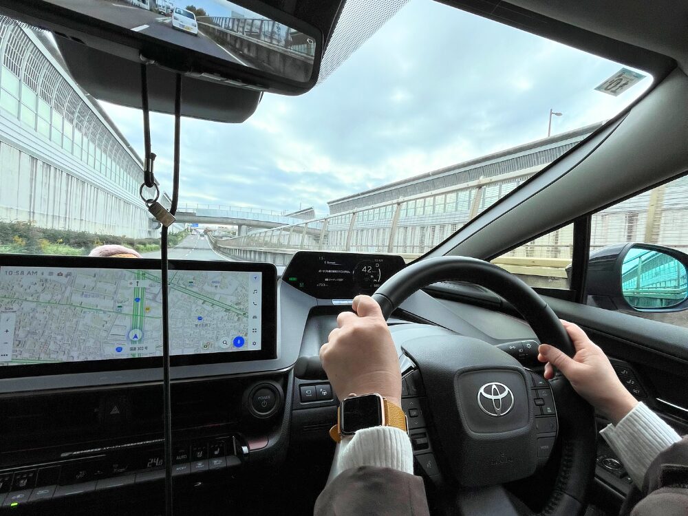 愛知県の名古屋第二環状自動車道(名二環)で高速道路教習を行うペーパードライバースクール「ハーモニー」の車内風景