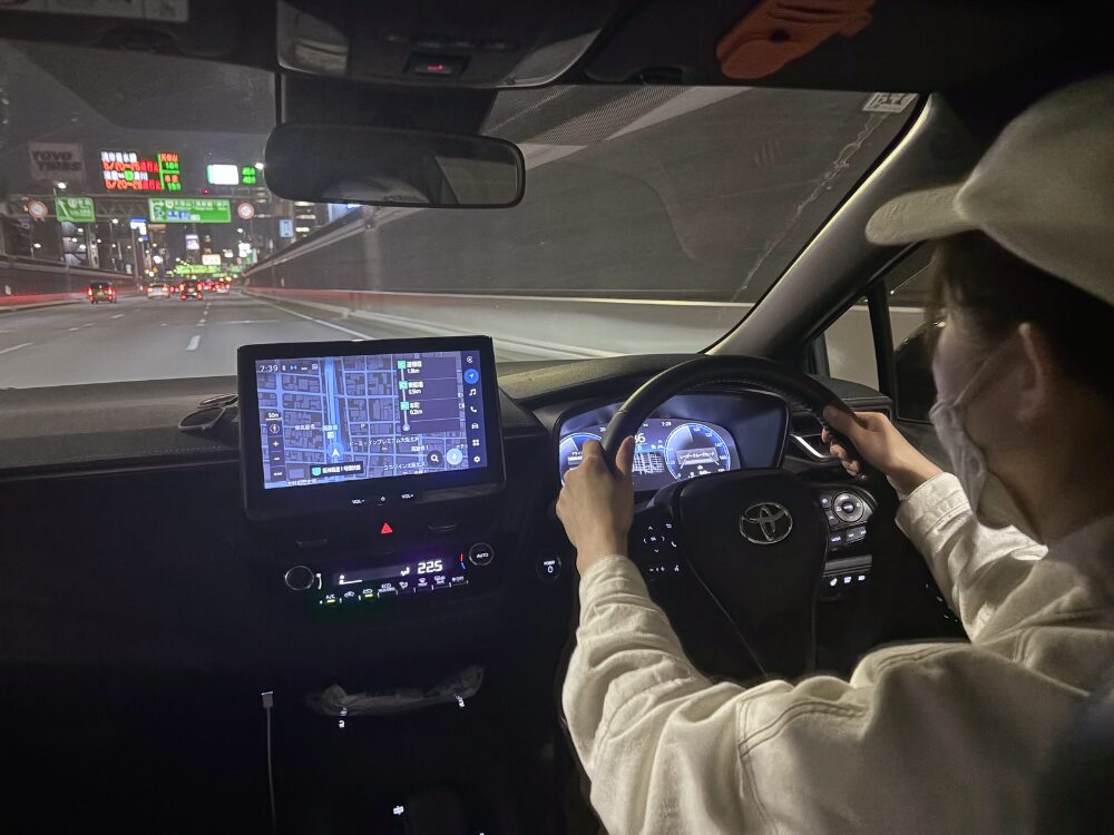 夜間の阪神高速道路でペーパードライバー向け高速教習を行う「OSペーパードライバーズスクール 兵庫校」の教習風景