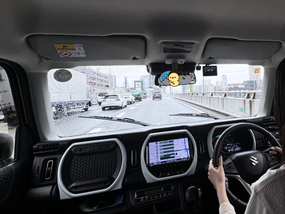 雨天時の阪神高速道路でペーパードライバー向け高速教習を行う「OSペーパードライバーズスクール 兵庫校」の教習風景