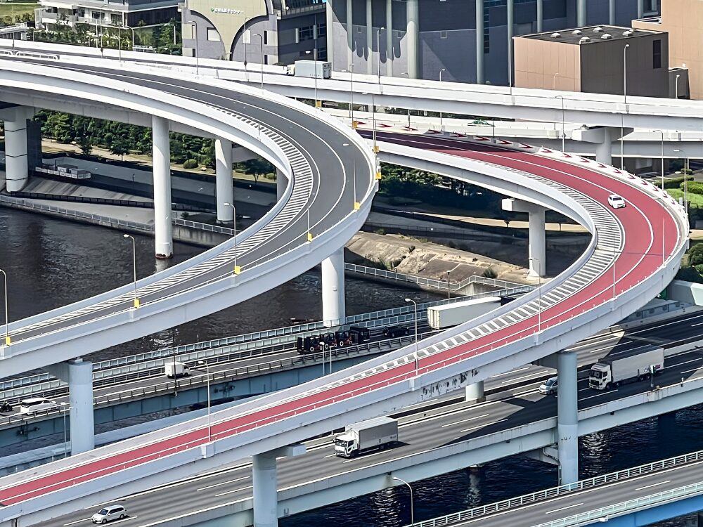 東京都江東区の有明ジャンクション。複雑に交差する首都高速道路の様子。