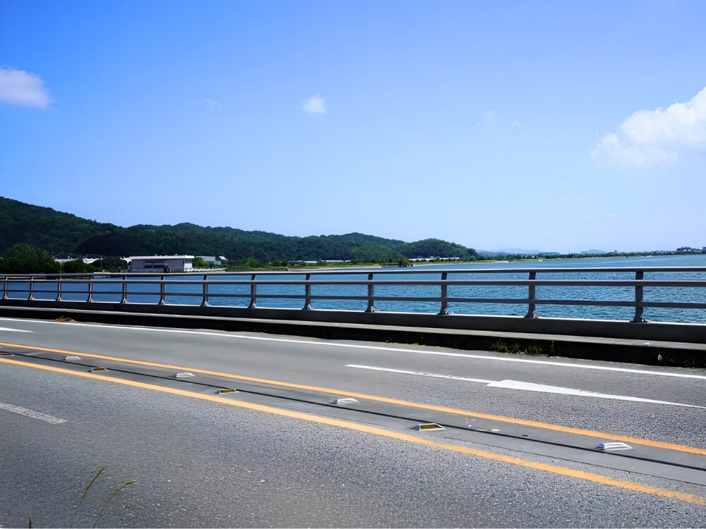 福岡県糸島エリアの海沿いを走る見晴らしの良い道路