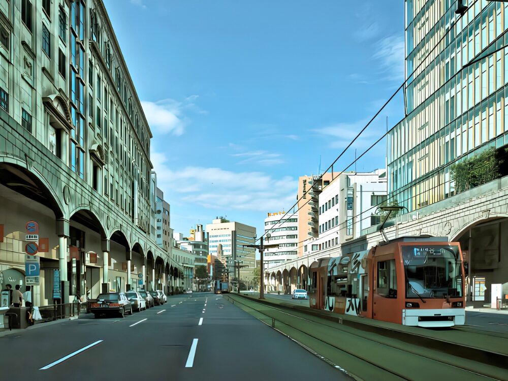路面電車（鹿児島市電）が車道のすぐ横を走行する、鹿児島市内の繁華街の様子。