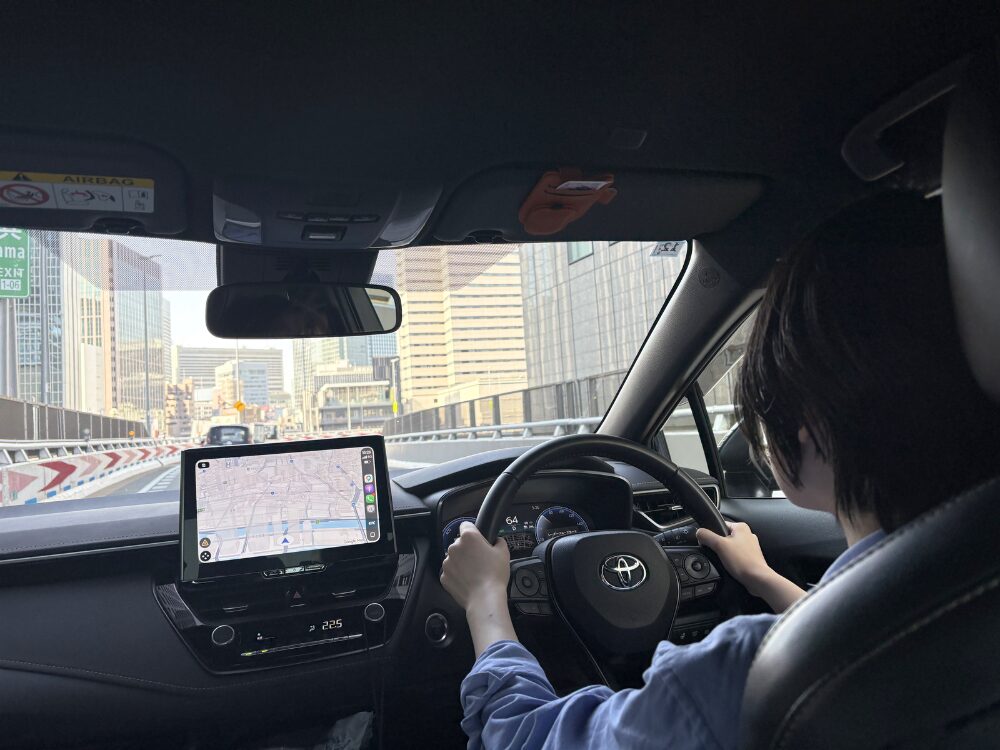 兵庫県内の高速道路で、カーナビを見ながら落ち着いて運転練習をするペーパードライバー講習の受講生