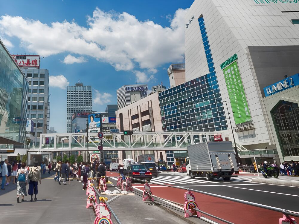 交通量が多い休日の新宿駅南口。他の車が停まっていても駐停車禁止であるため注意が必要なエリア。
