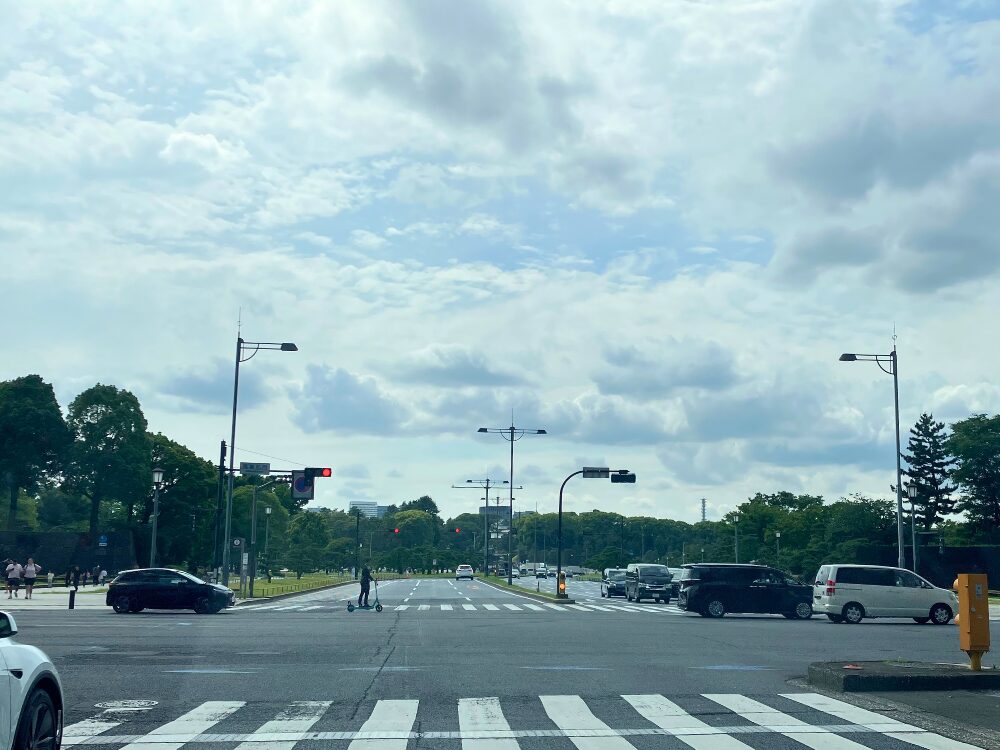 車線が多く見通しの良い千代田区・馬場先門交差点の風景
