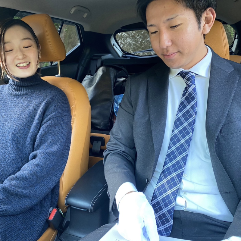 車内で運転前のカウンセリングや交通ルールの確認を行うオフィシャルドライブ鹿児島の男性指導員と女性受講生
